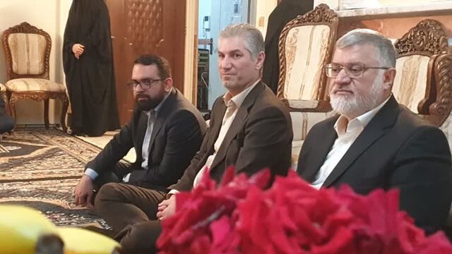 استاندار تهران ضمن دیدار با خانواده یک شهید از دو مرکز نگهداری دختران بی سرپرست بازدید کرد