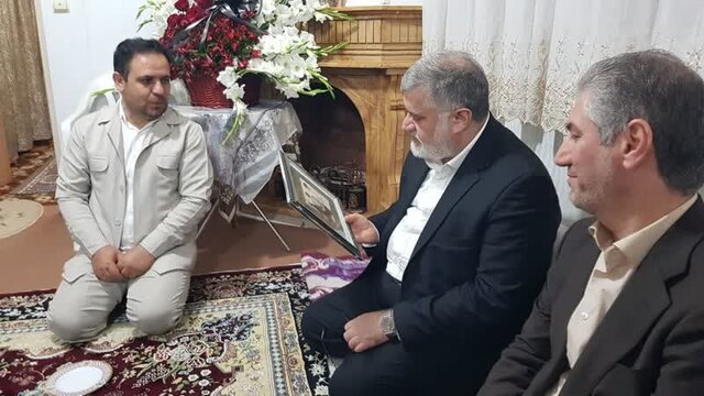 استاندار | خانواده استاندار تهران ضمن دیدار با خانواده یک شهید، از دو مرکز نگهداری دختران بیسرپرست بازدید کرد